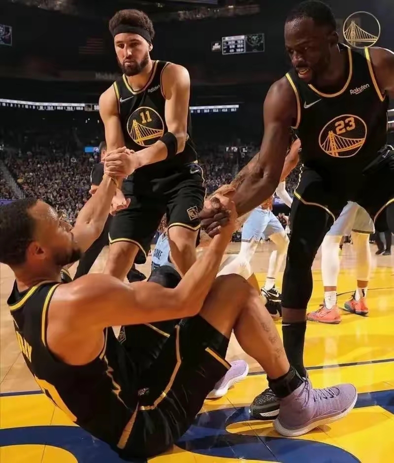 梅赛德斯绝杀威廉姆斯,拉塞尔扛起全队 梅赛德斯绝杀威廉姆斯,拉塞尔扛起全队