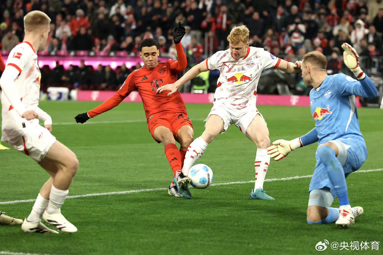 拜仁完胜阿森纳，穆勒扛起全队